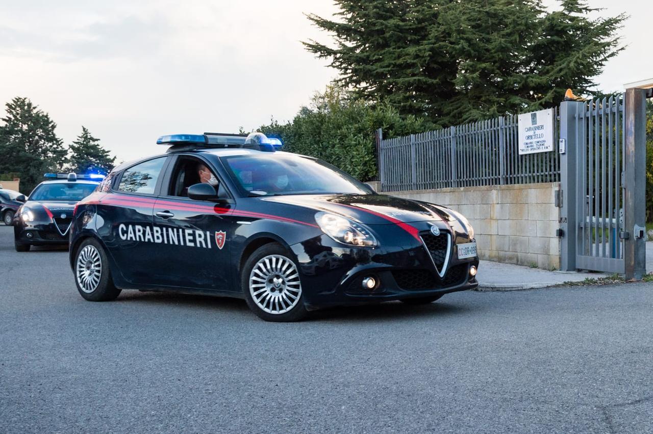 
	Due pattuglie dei carabinieri (foto d'archivio)


