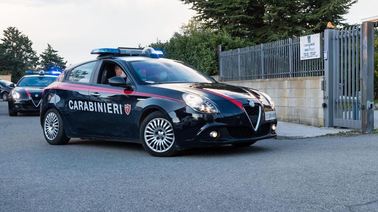 Due pattuglie dei carabinieri (foto d'archivio)