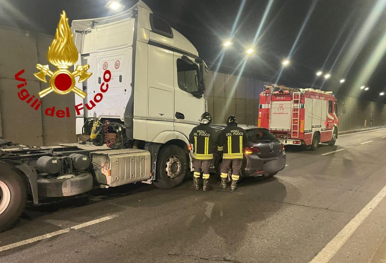 Olbia, scontro tra auto e motrice all’interno del tunnel: un ferito e traffico in tilt