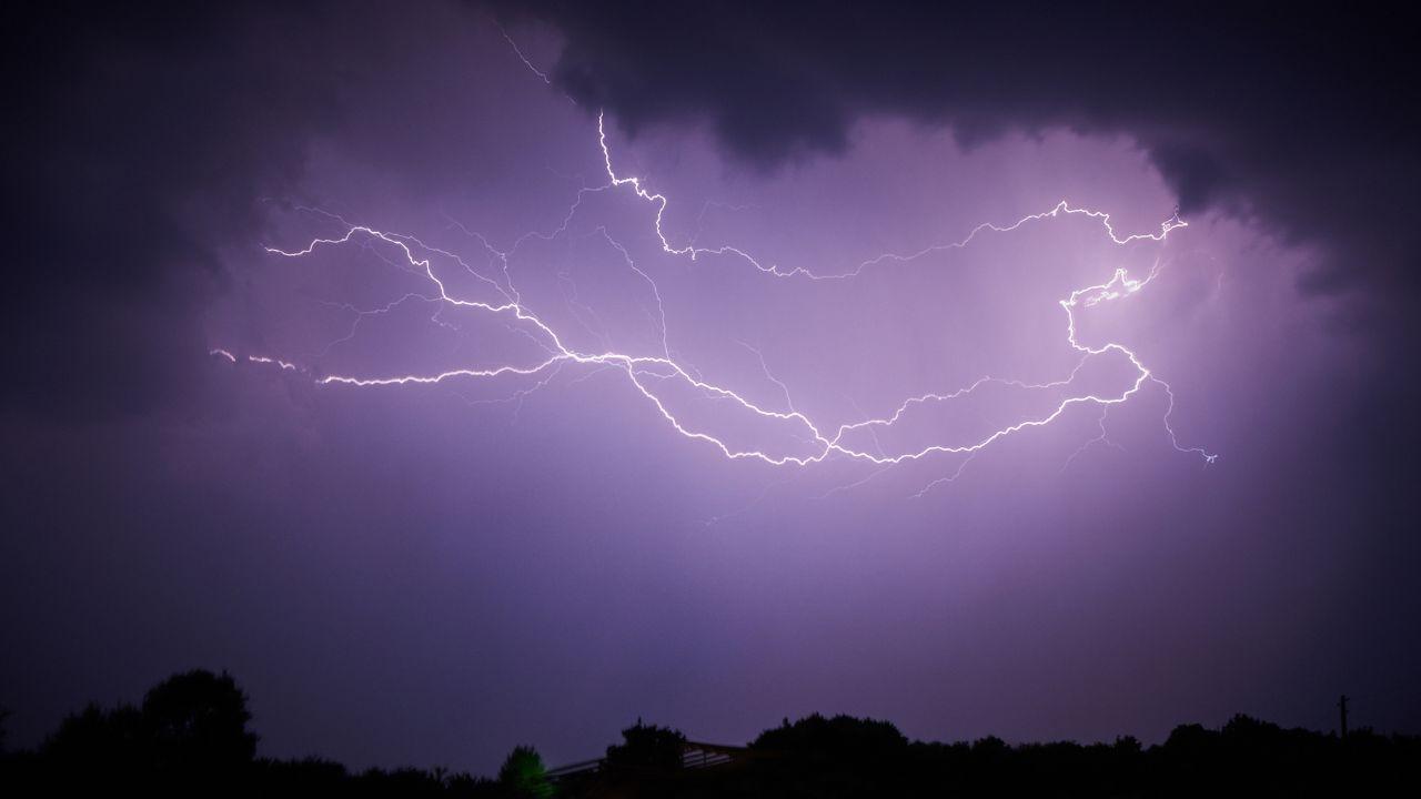 Maltempo in Toscana, torna l’allerta arancione per temporali: le zone più a rischio e le scuole chiuse