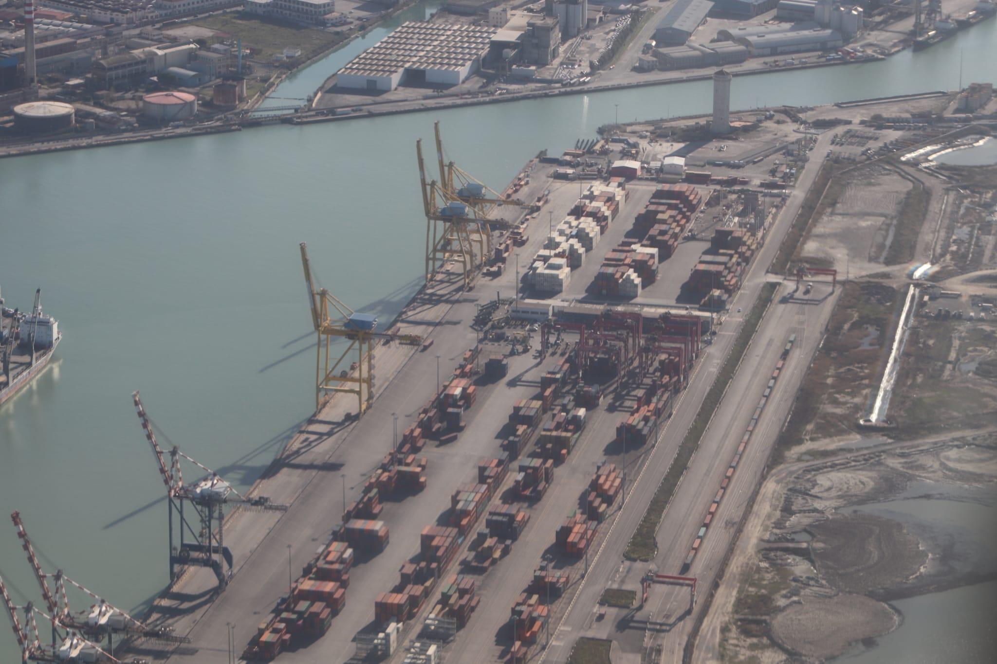 Una veduta del porto industriale di Livorno (foto d'archivio)