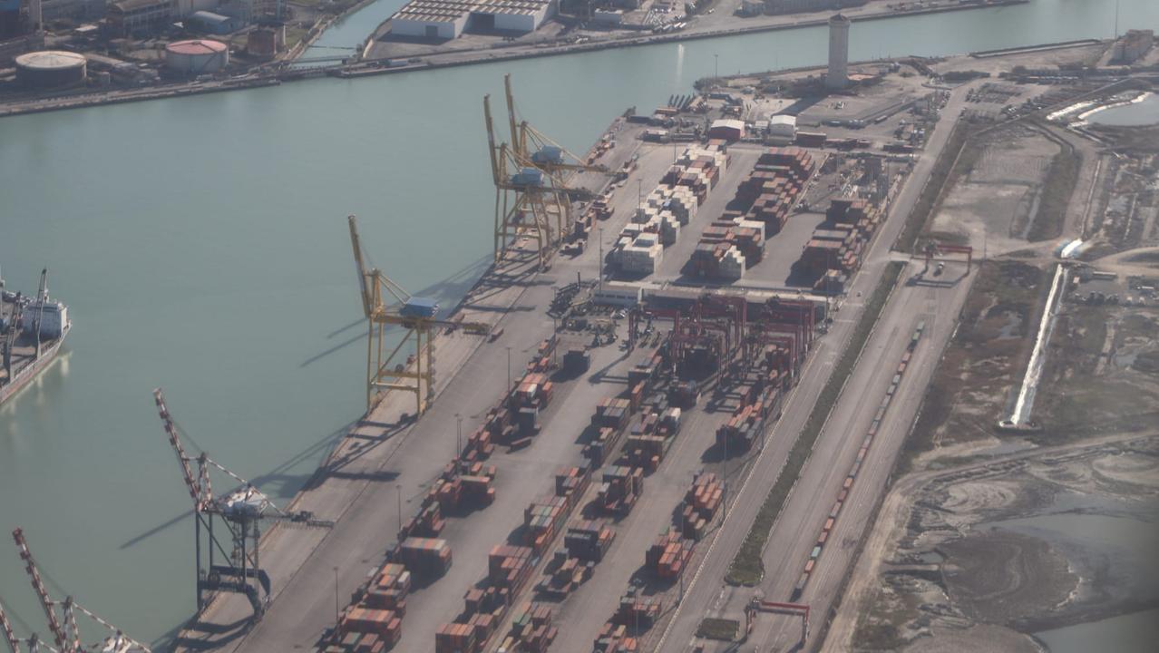 Una veduta del porto industriale di Livorno (foto d'archivio)