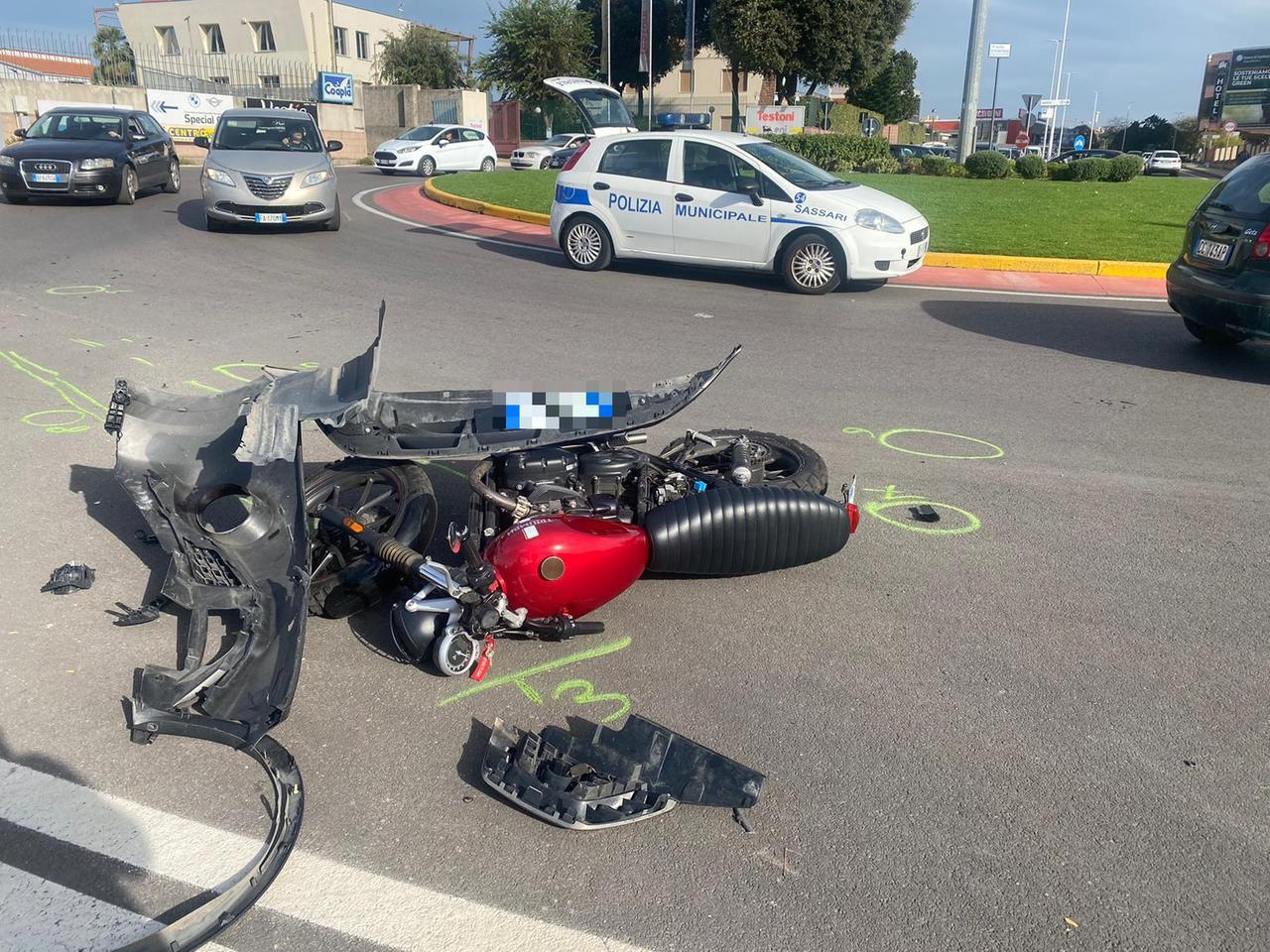 Sassari, schianto fra auto e moto: l’automobilista fugge ma perde la targa