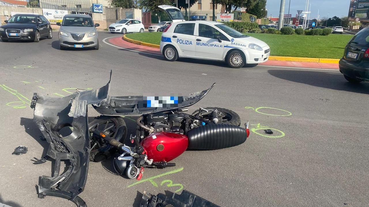 Sassari, schianto fra auto e moto: l’automobilista fugge ma perde la targa