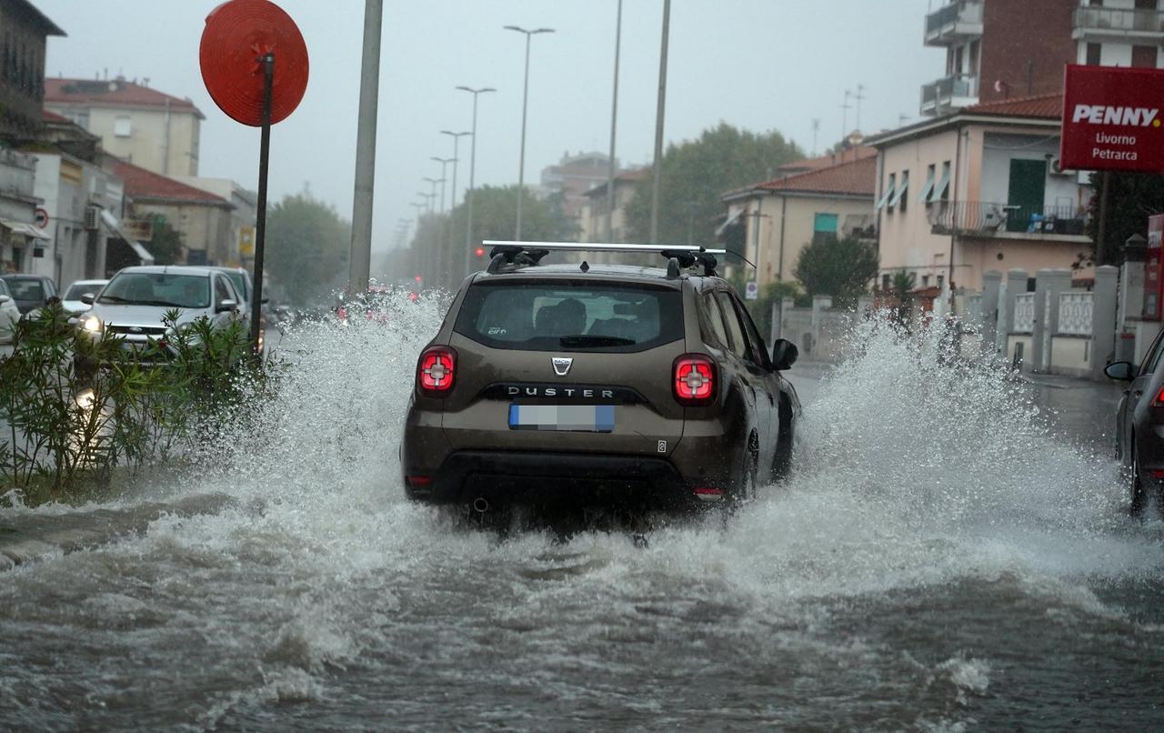 
	Viale Petrarca allagato a Livorno (foto d'archivio)

