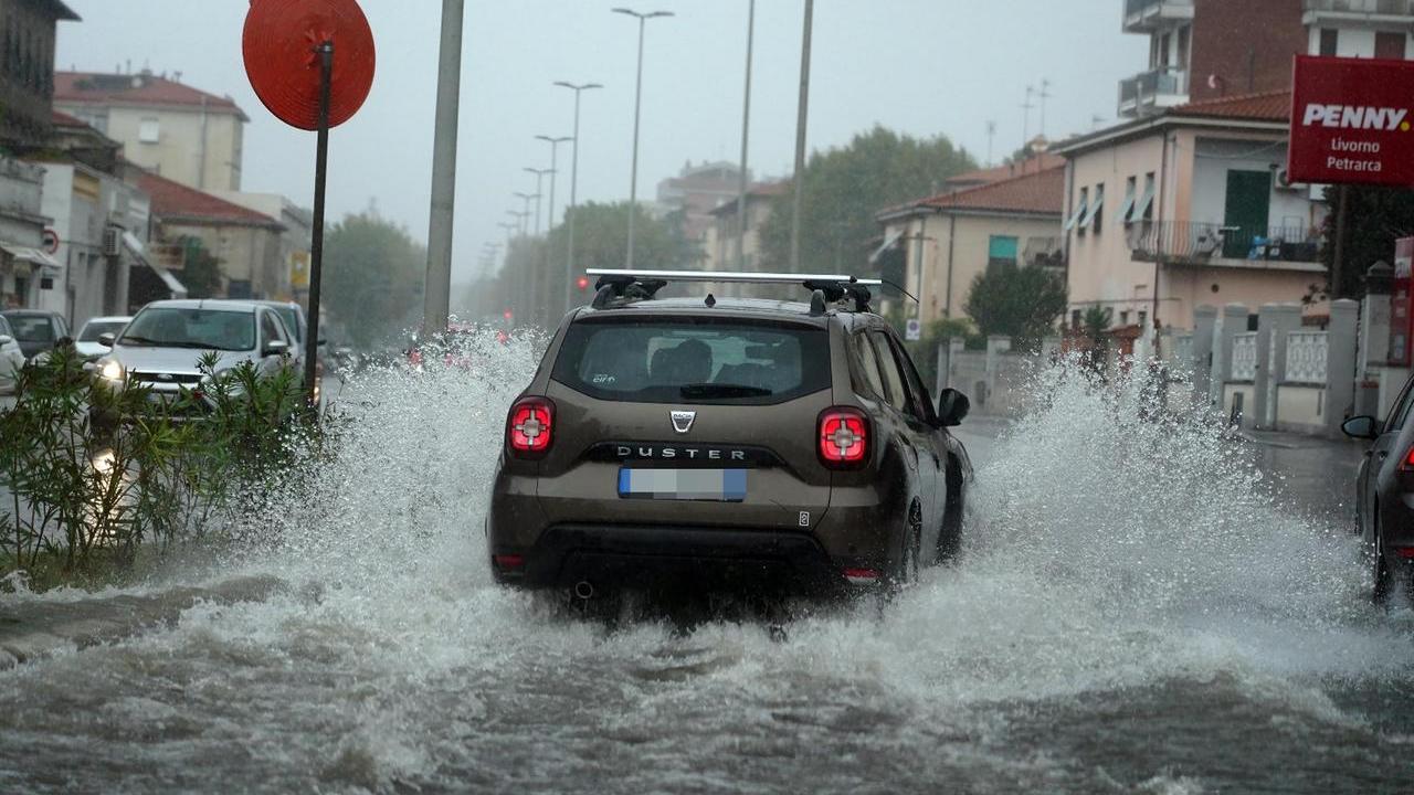 Viale Petrarca allagato a Livorno (foto d'archivio)