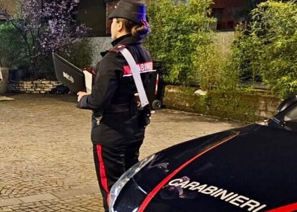Sorprende un ladro nel cortile e viene minacciato con un coltello