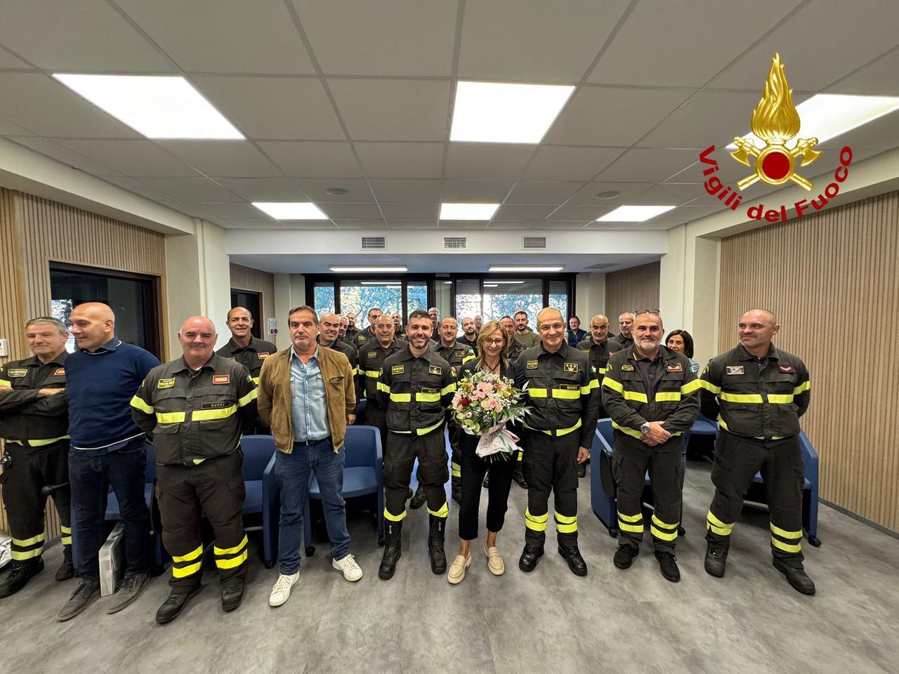 
	La prefetta Alessandra Nigro con i vigili del fuoco di Nuoro

