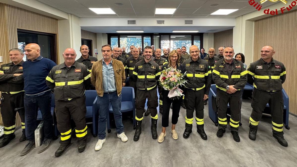 La prefetta Alessandra Nigro con i vigili del fuoco di Nuoro