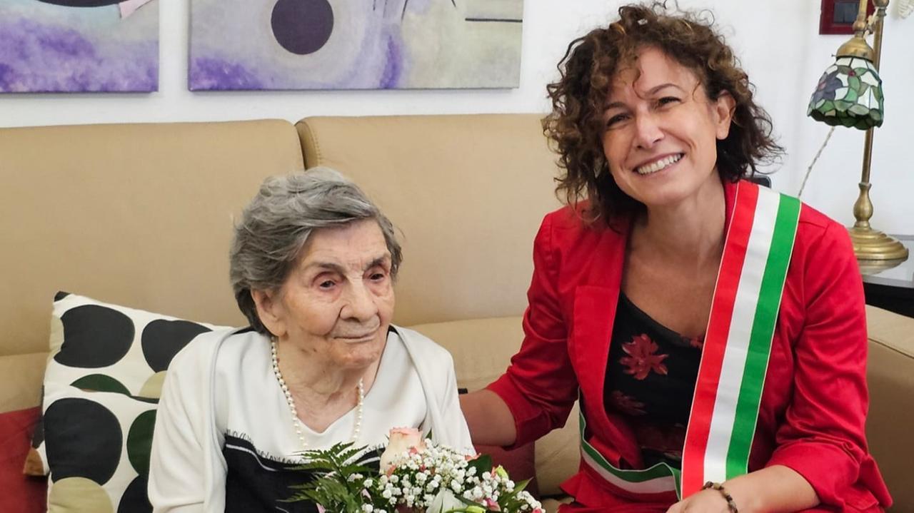 Escalaplano in festa: Vitalia Congiu spegne 100 candeline