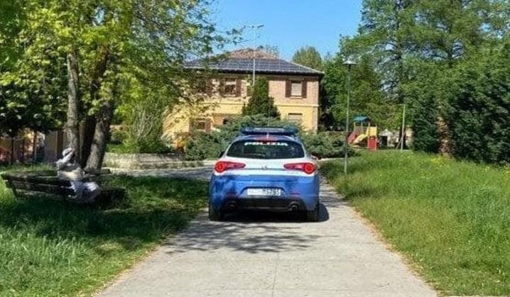 Modena, spacciatore aggredisce la polizia al parco XXII Aprile: arrestato