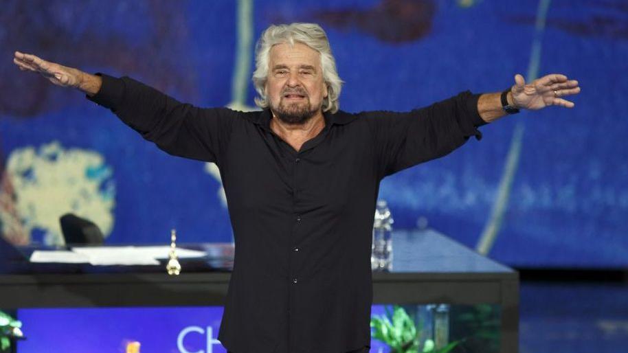 L’ironia di Beppe Grillo contro Alessandra Todde: «Facciamo la rivoluzione con carbone e gasolio»