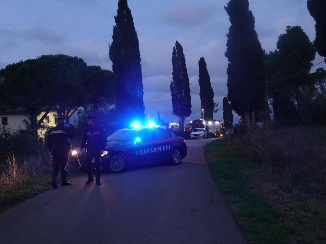 
	Gli inquirenti sul luogo della tragedia (foto Enzo Russo)

