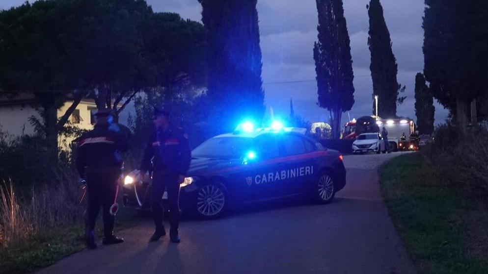 Gli inquirenti sul luogo della tragedia (foto Enzo Russo)