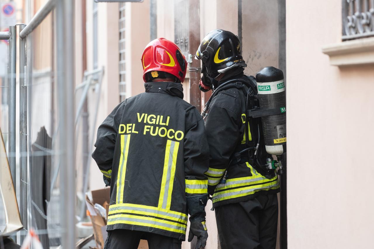 Porto Garibaldi, prova a debellare le vespe ma fa esplodere la canna fumaria