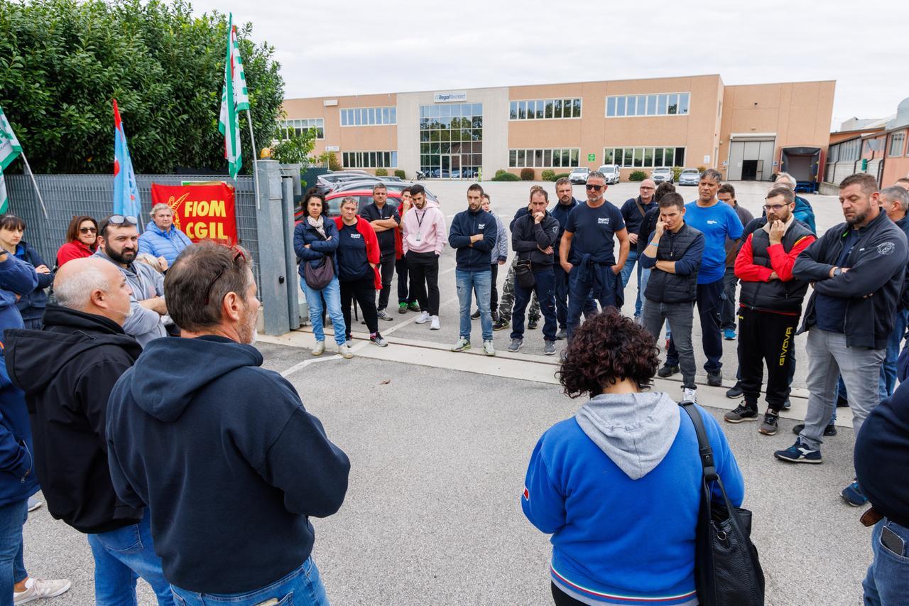 «Ci hanno licenziati con una Pec»: una mail alle 8.05 e 77 addetti vanno a casa