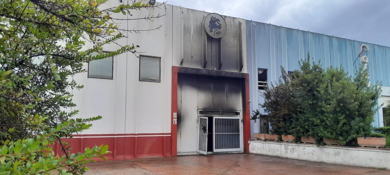 In fiamme otto camion dei rifiuti a Oristano, indaga la polizia