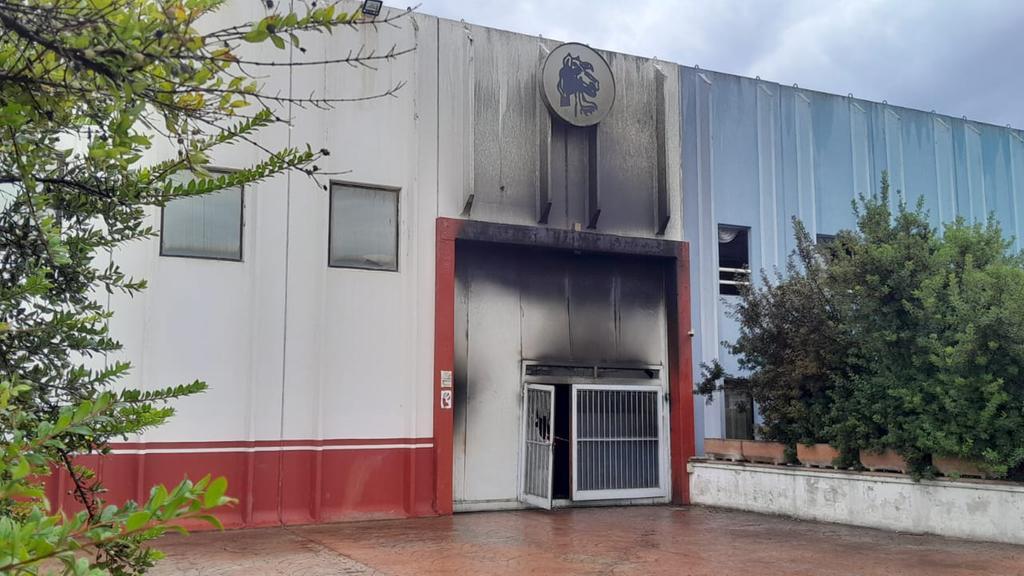 In fiamme otto camion dei rifiuti a Oristano, indaga la polizia