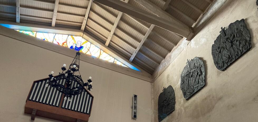 Il recente maltempo ha peggiorato le infiltrazioni nella chiesa di Marina di Cecina (foto Falorni/Silvi)