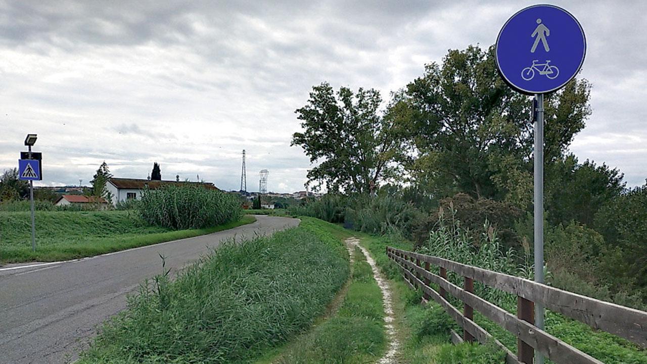 Nella foto un tratto di ciclopista in via Arginale Ovest, nel comune di San Miniato