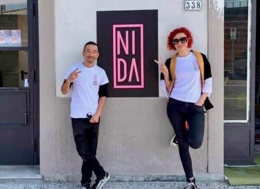 Nella foto lo chef Masaki Kuroda e la socia Sabrina Falconi di fronte al Nida (archivio)