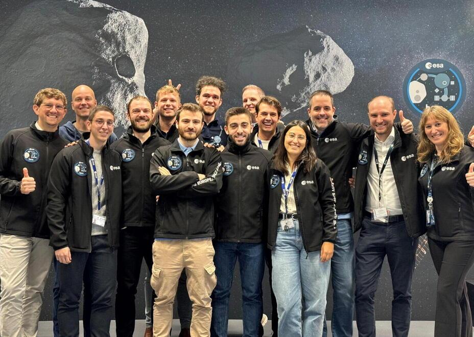 Nella foto a braccia conserte Edoardo Bertolini nella squadra Hera e, a destra la sonda prima del lancio