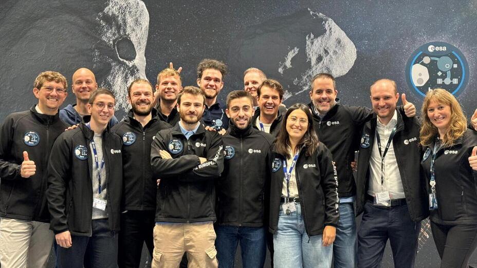 Nella foto a braccia conserte Edoardo Bertolini nella squadra Hera e, a destra la sonda prima del lancio