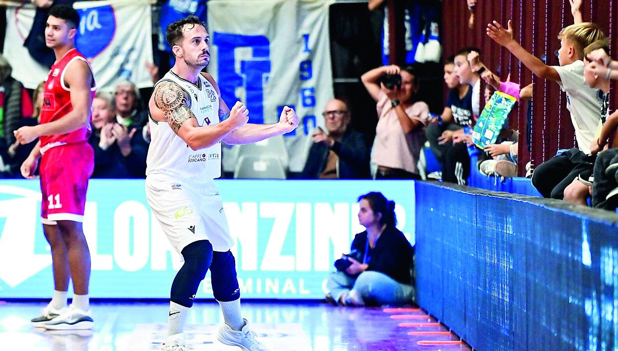 L’esultanza di Maurizio Del Testa e sopra la Curva Sud nel match contro Chiusi (foto Pielle)