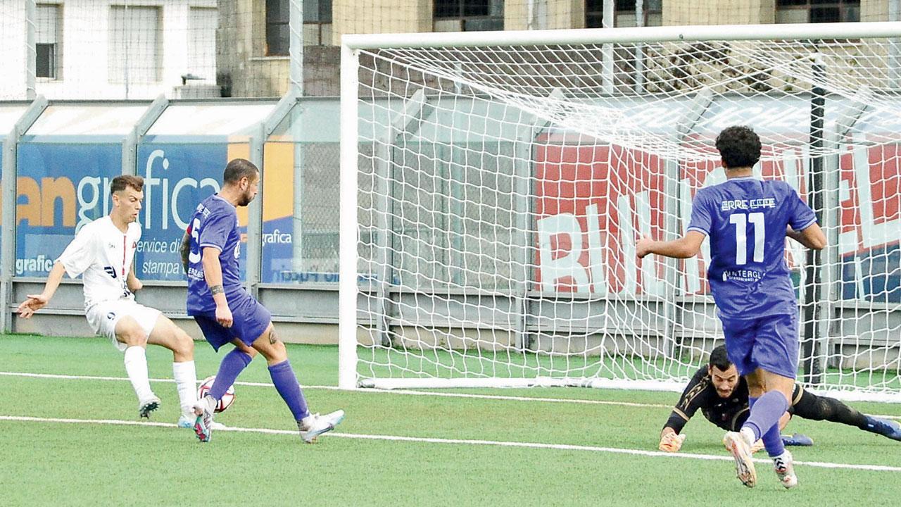 Nella foto Loris Skerma a segno contro il Certaldo nella partita di domenica: ha firmato tutte e quattro le reti con cui il Cecina si è aggiudicato la vittoria (foto Michele Falorni/Silvi)