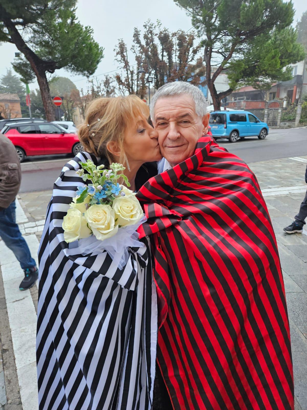 Sposi dopo 27 anni: a Serramazzoni è festa con i colori di Juve e Milan