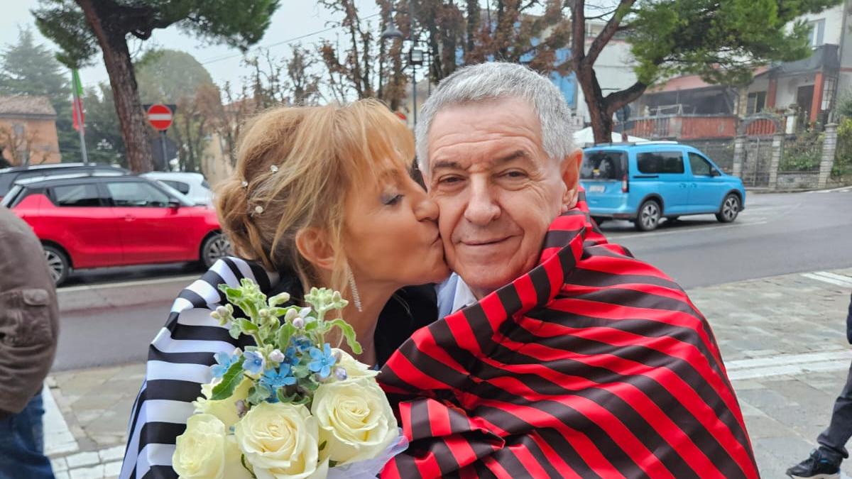 Sposi dopo 27 anni: a Serramazzoni è festa con i colori di Juve e Milan