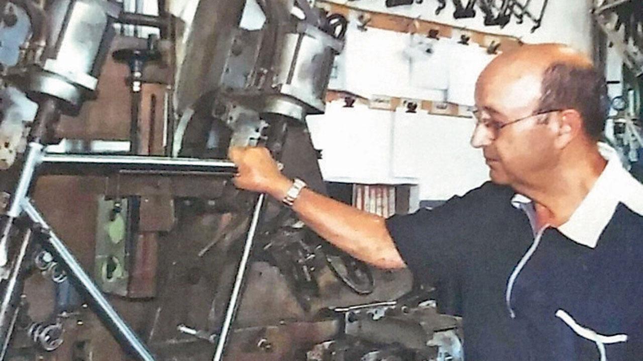 Irio Tommasini ritratto anni fa nella sua officina