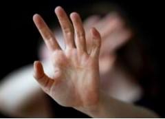 Palpeggia una collega in bagno durante la cena aziendale: a processo per violenza sessuale