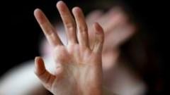 Palpeggia una collega in bagno durante la cena aziendale: a processo per violenza sessuale