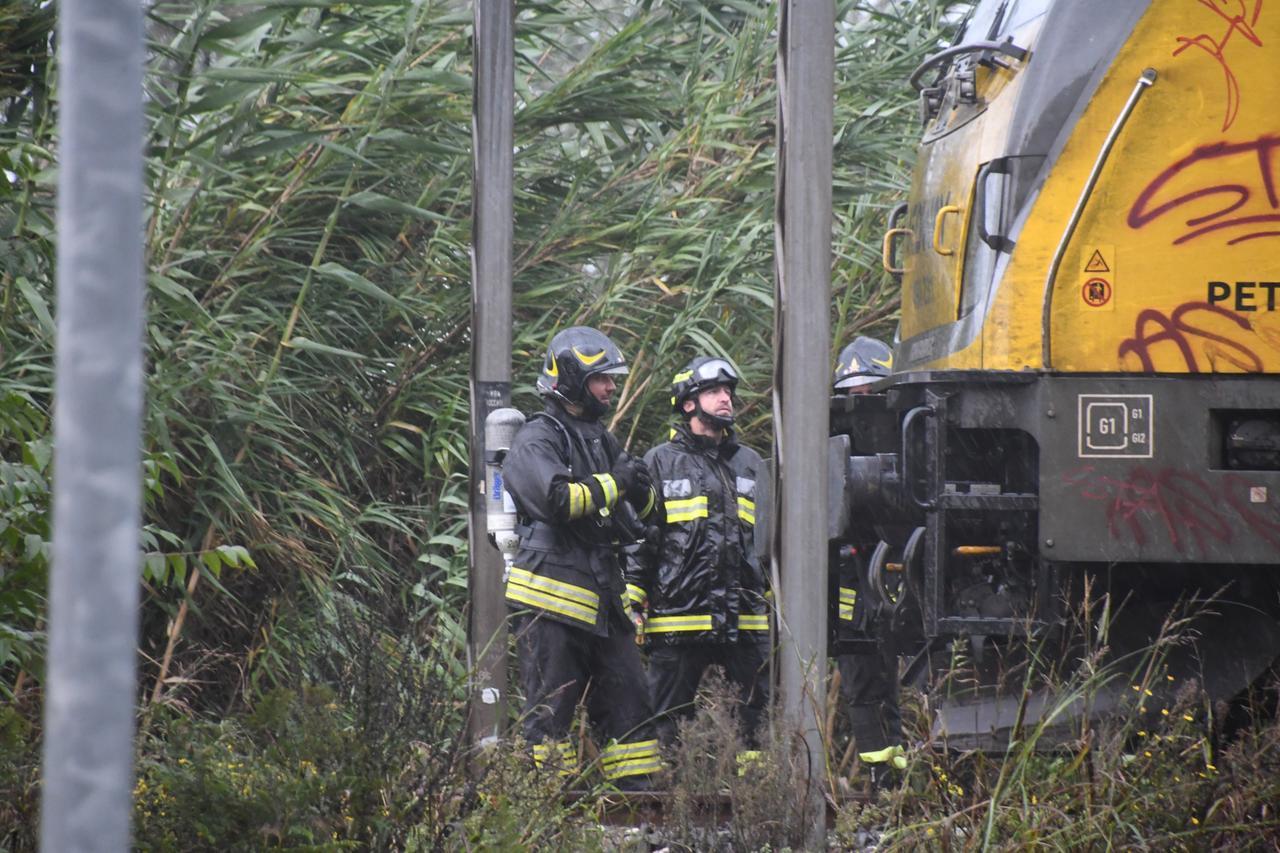 Montignoso, scoppia un incendio nel treno merci: ripresa la circolazione sulla linea tra Massa e Forte dei Marmi – Video