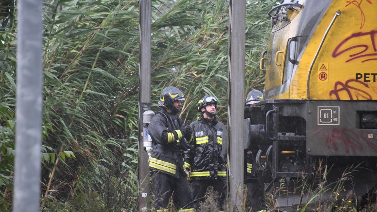 Montignoso, scoppia un incendio nel treno merci: ripresa la circolazione sulla linea tra Massa e Forte dei Marmi – Video
