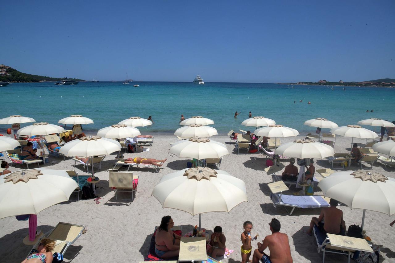 
	La spiaggia di Marinella

