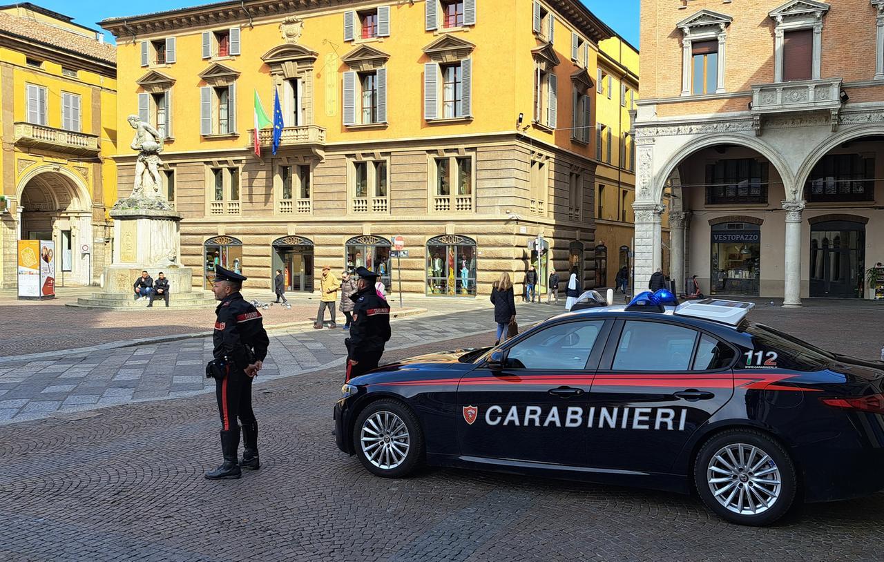 Circondato e accoltellato in piazza Del Monte, quattro denunciati