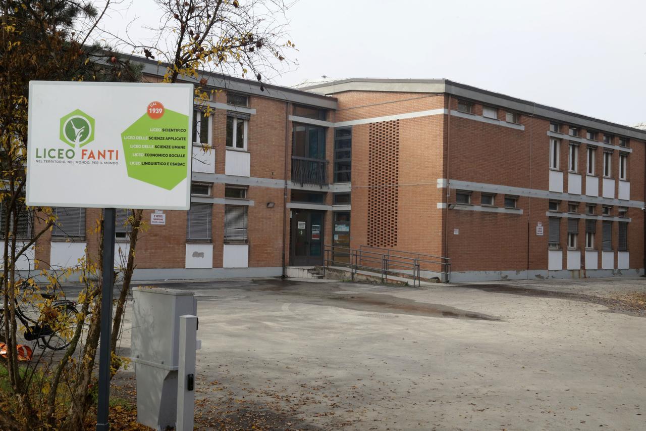 Studente caduto da una finestra al liceo Fanti di Carpi: trasportato in ospedale con l’elicottero