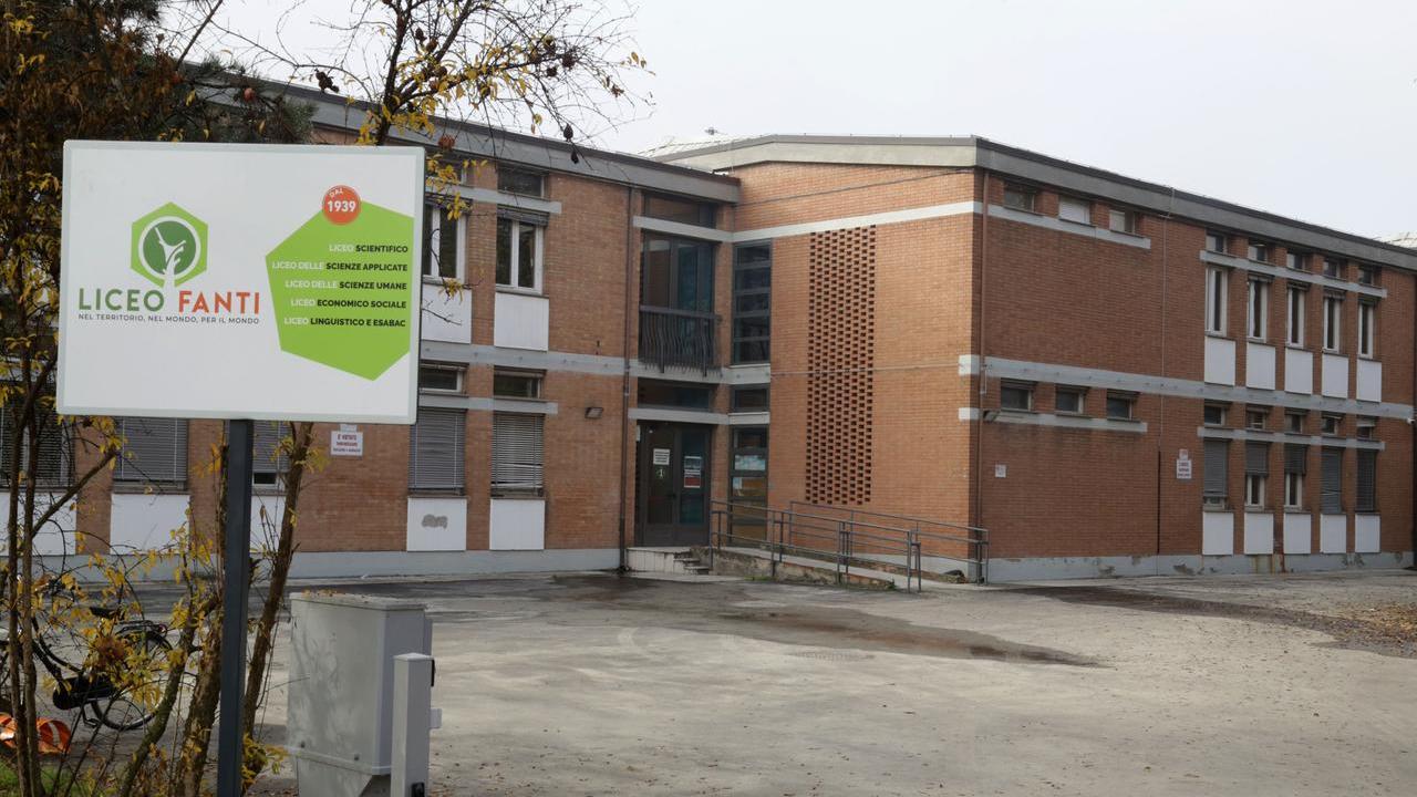 Studente caduto da una finestra al liceo Fanti di Carpi: trasportato in ospedale con l’elicottero