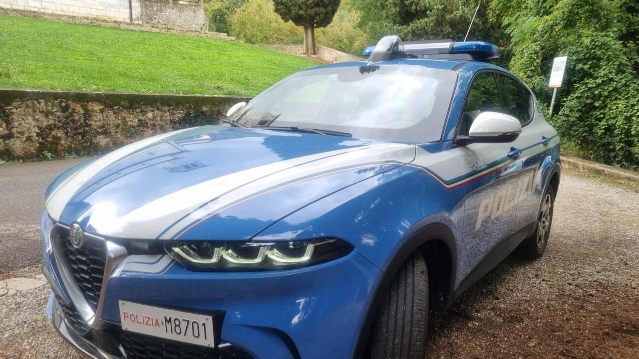 Lucca, ruba vestiti in un negozio: denunciato