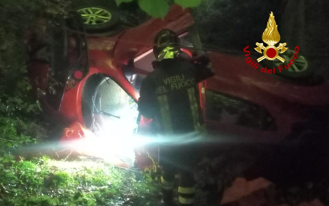 La macchina precipitata dal ponte