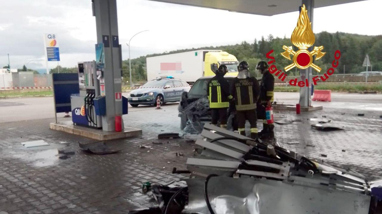 La pompa di benzina distrutta in Fi-Pi-Li