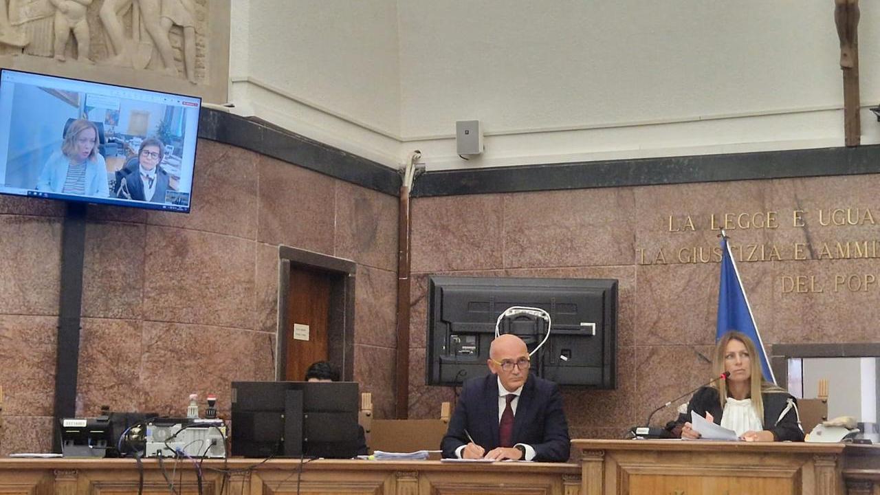 Giorgia Meloni in tribunale a Sassari: «I fotomontaggi porno on line una forma di violenza sulle donne» – Guarda il video