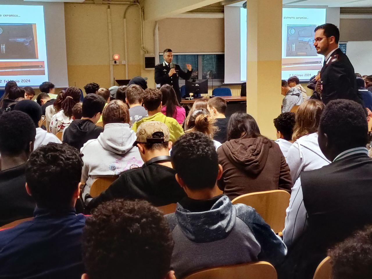 I carabinieri fanno lezione al Levi di Vignola