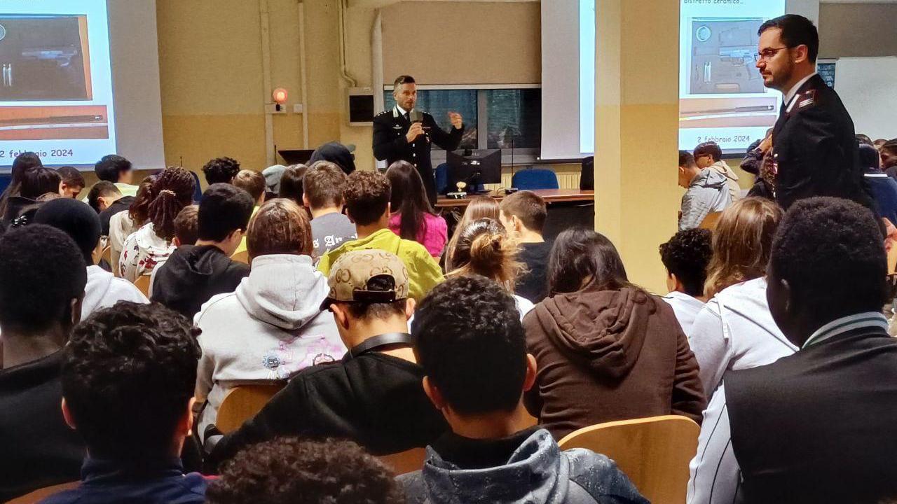 I carabinieri fanno lezione al Levi di Vignola