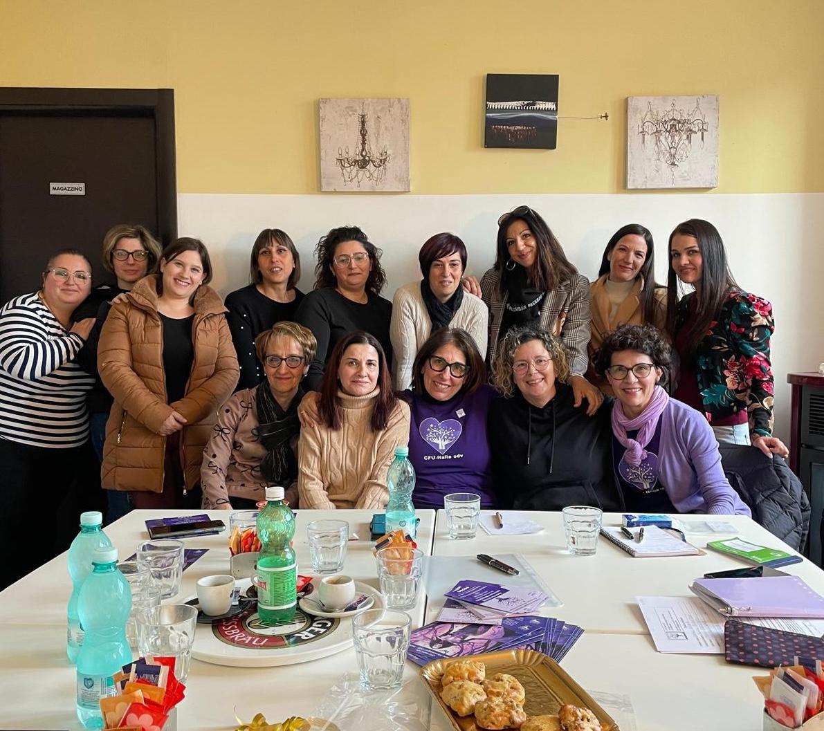 
	Giusi Massetti (la seconda in piedi da sinistra) nella sezione sarda del Comitato nazionale fibromiagici uniti

