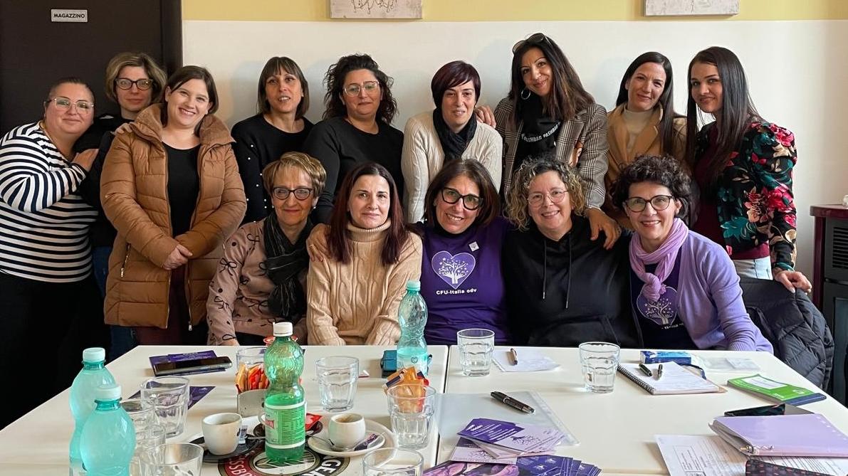 Giusi Massetti (la seconda in piedi da sinistra) nella sezione sarda del Comitato nazionale fibromiagici uniti