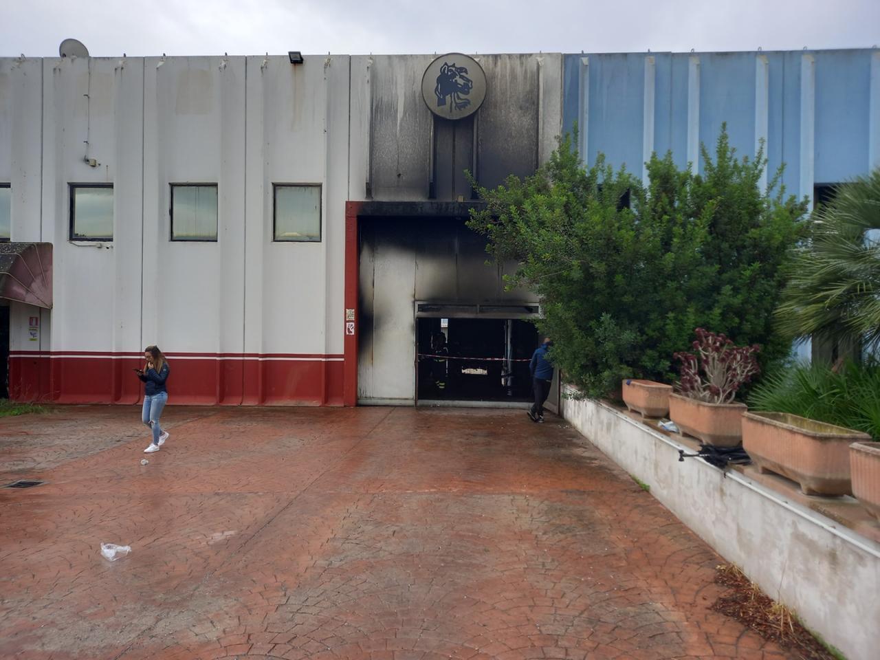 Danni ingenti e dubbi sulle cause, cosa sappiamo dell’incendio di via Ginevra a Oristano