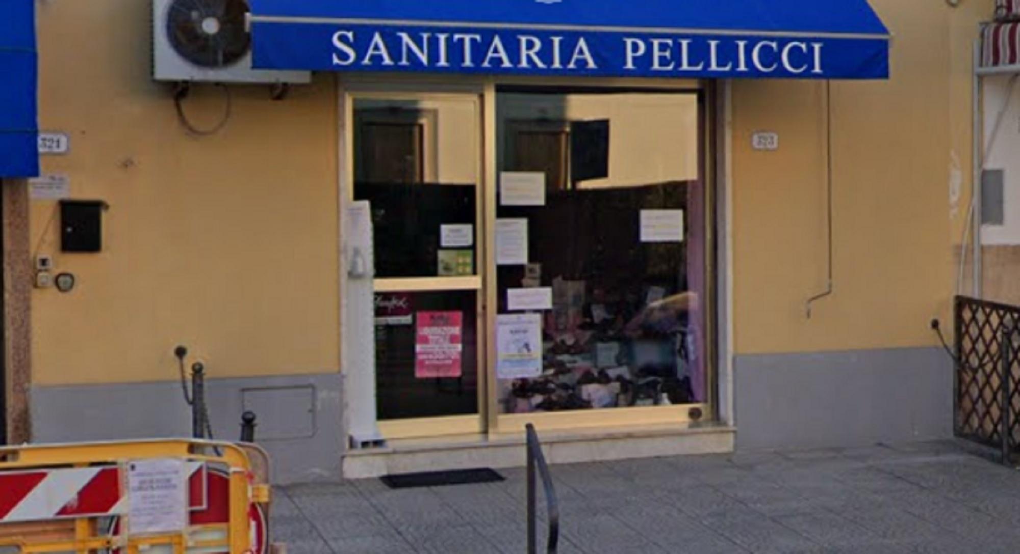 L'ingresso della storica "Sanitaria Pellicci" di via Roma, a Collesalvetti
